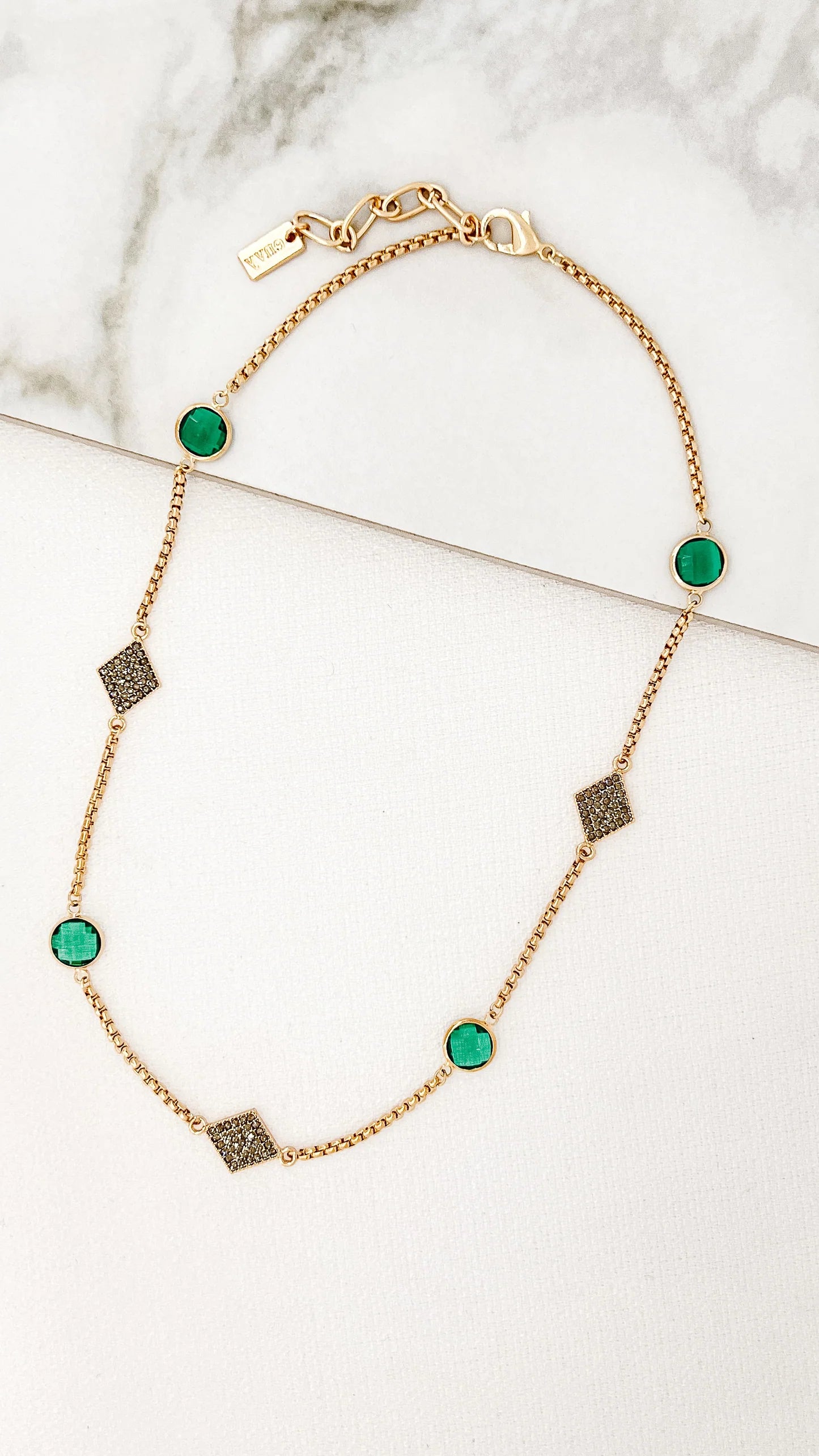 Envy Jewellery Short gold necklace with diamantés and green crystals