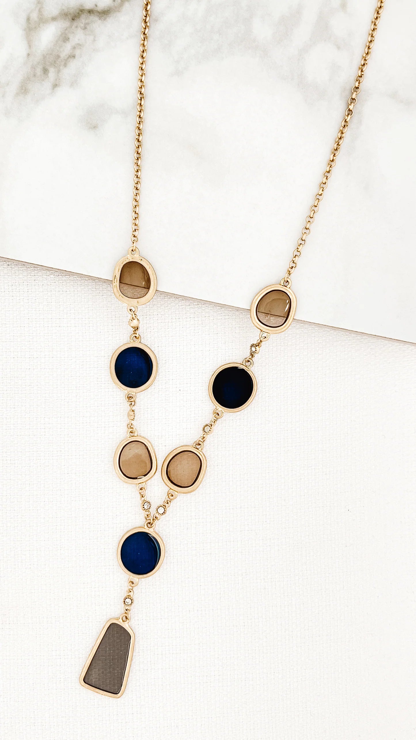 Envy Jewellery Short gold necklace with blue and taupe resin circles