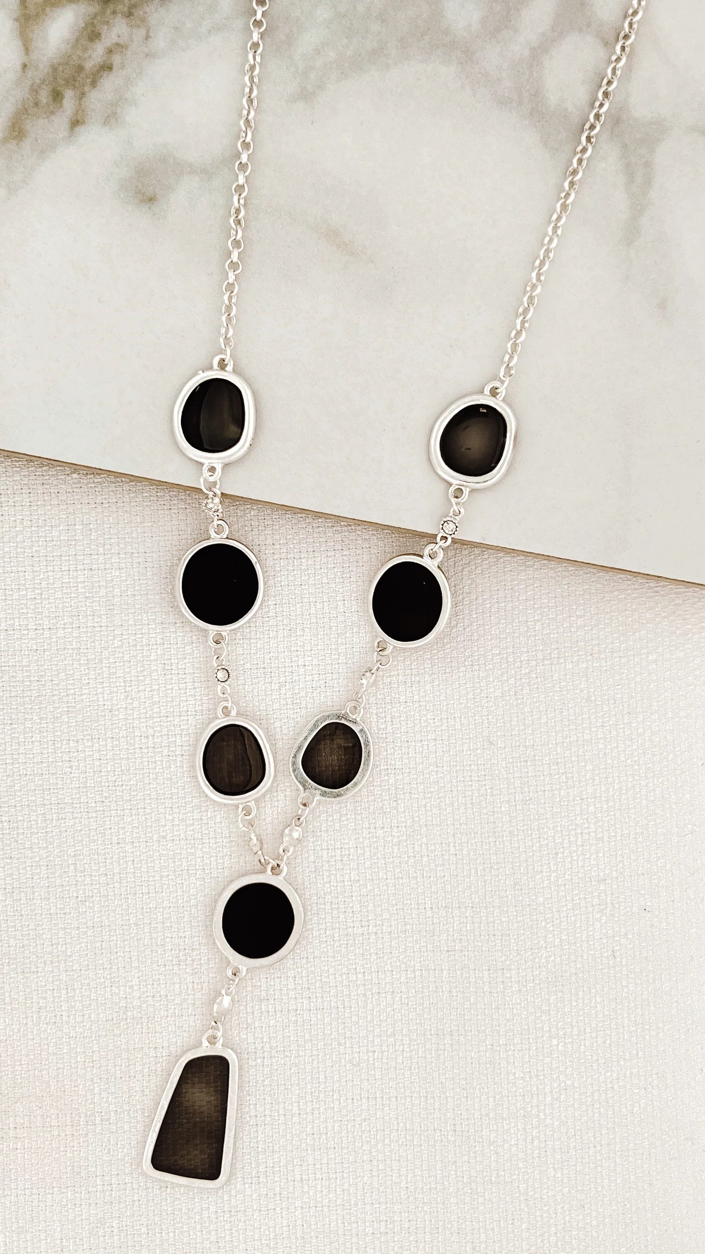Envy Jewellery Short silver necklace with black and grey resin circles